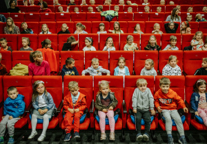 Dzieci w oczekiwaniu na przedstwienie pt. "Bal u Kopciuszka"
